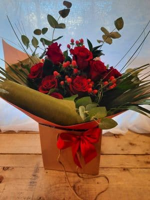 Deluxe 12 Red Rose aqua (in water)