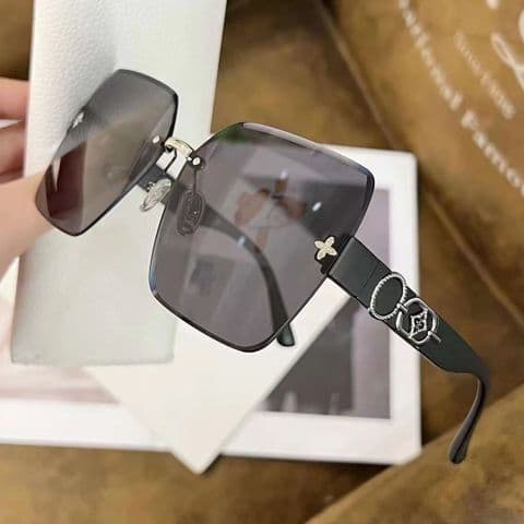 THE ‘L V’ SUNGLASSES BLACK