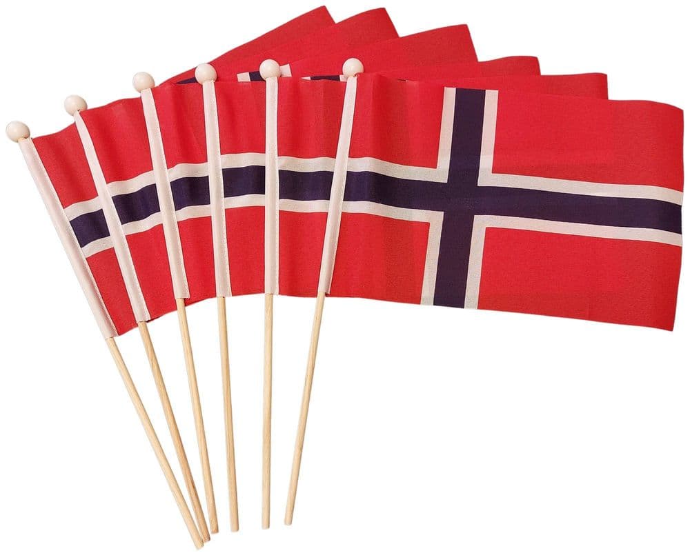 Pole Flag Of Norway, Norway Pole Flag Waving In Wind On Green - Foto 12