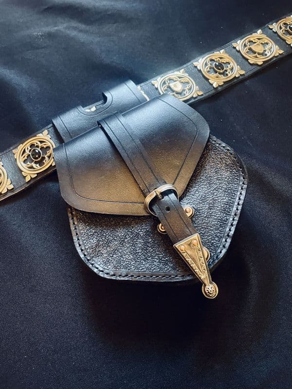 Tooled small bag on Placque Belt