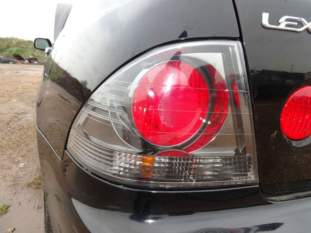 1999-2005 LEXUS IS200 IS300 REAR LEFT LIGHT CLEAR CHROME IS300