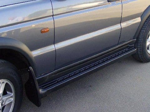 LAND ROVER DISCOVERY 2 TD5 SIDE STEPS PAIR WITH RUBBER TREAD UK MADE ACD4