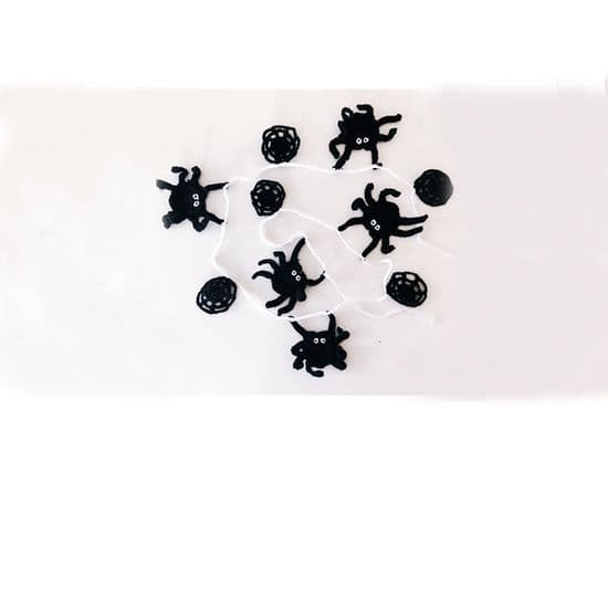 Pebble, Halloween garland