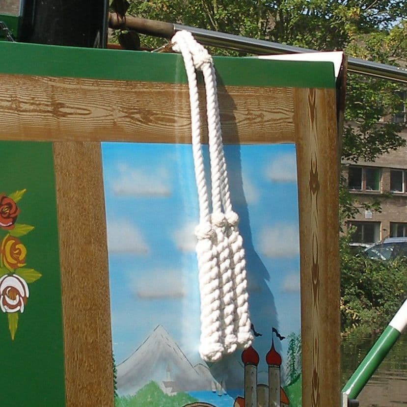 Triple cabin side strings