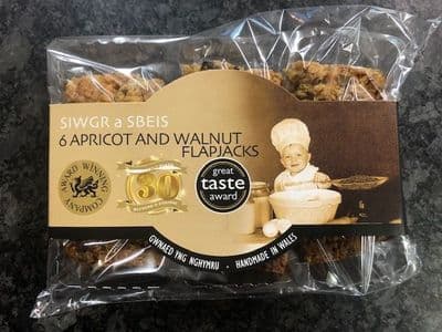 Siwgr a Sbeis  Apricot and Walnut Flapjacks