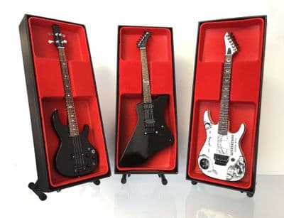 (Metallica) James Hetfield, Kirk Hammett, Cliff Burton: Miniature Guitar Set 2
