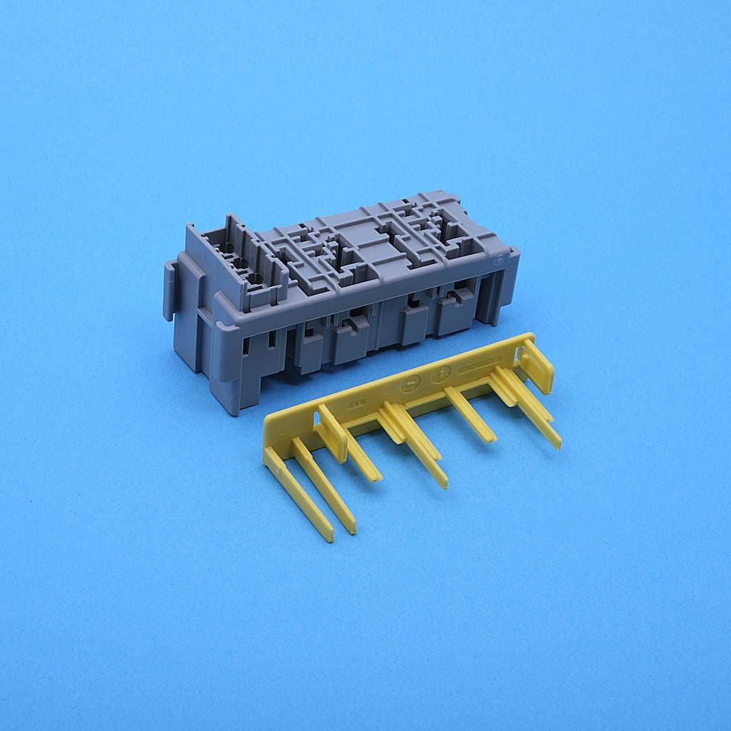 Modular fuse system 4 Mini Blade Fuses & 2 Standard Relays 1504