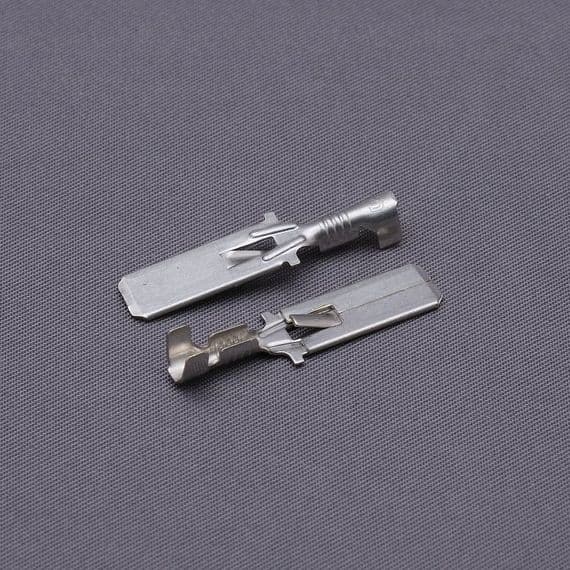 Tin plated 6.3mm male terminal with latch. 0.75-1mm cable. (3-2920-1/10)