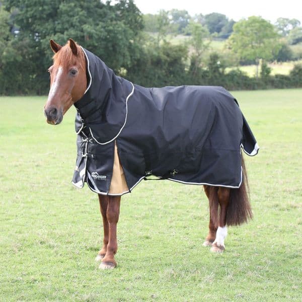 Shires Highlander Plus 200 Turnout Rug & Neck Set