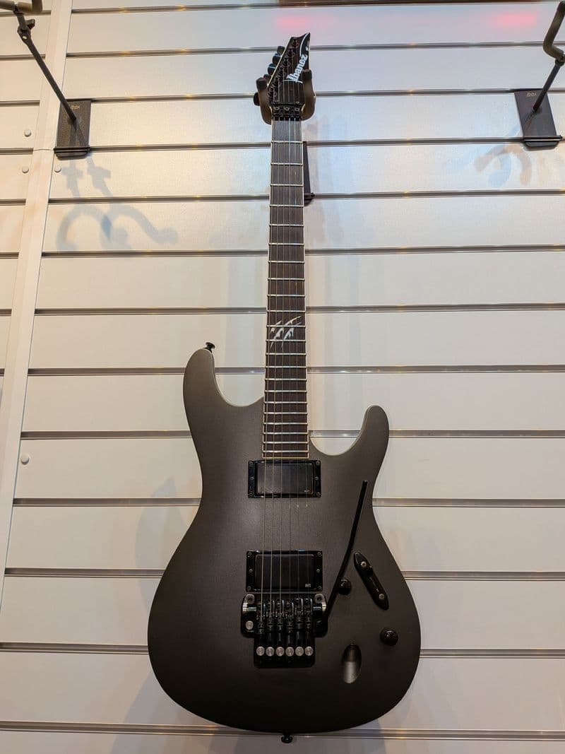Ibanez Saber Series S520EX - Pre Owned + Fitted Ibanez Hard Case