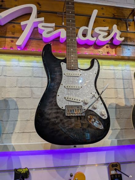 Squier affinity Stratocaster QMT White Pearloid Pickguard, Black Burst