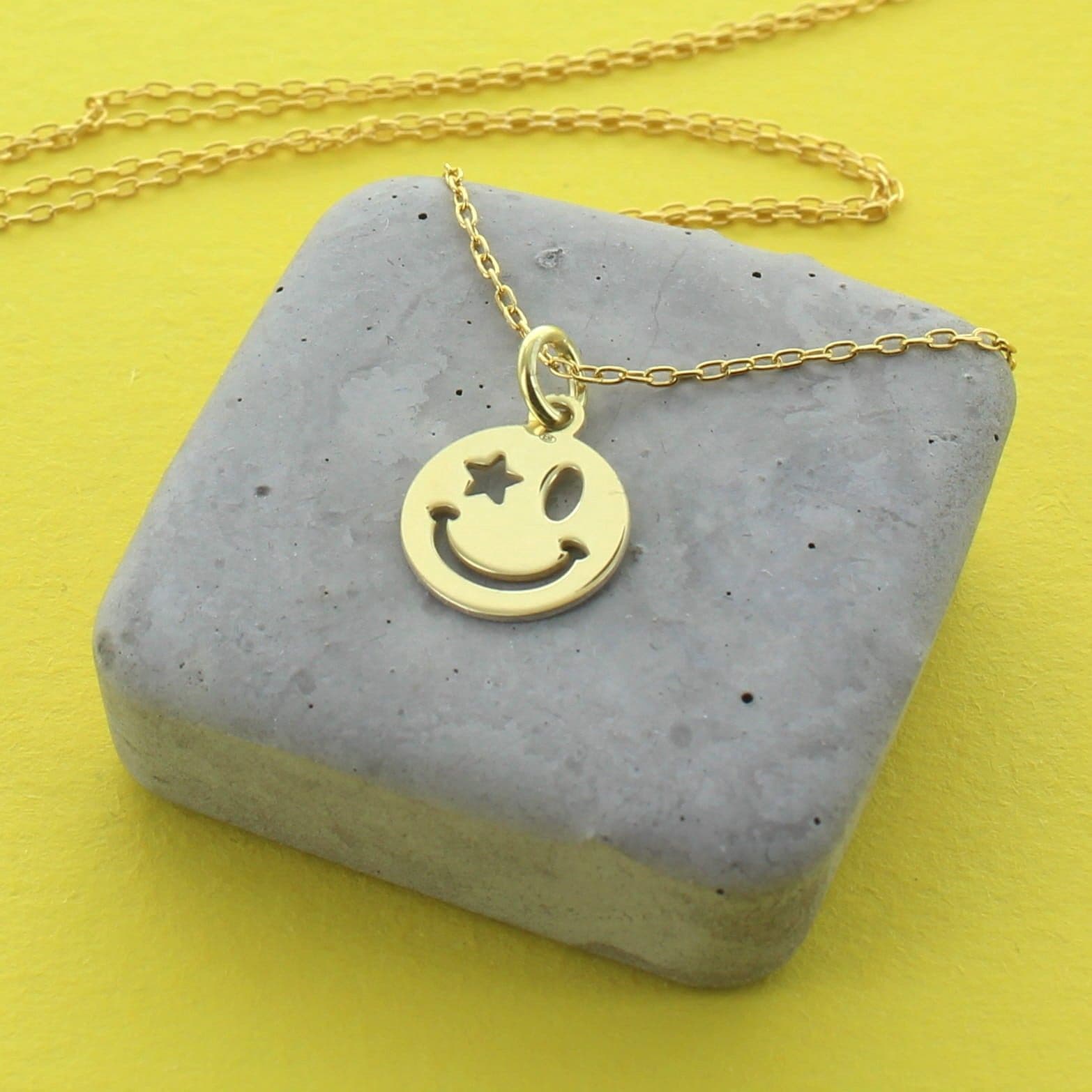 winking-smiley-face-necklace-