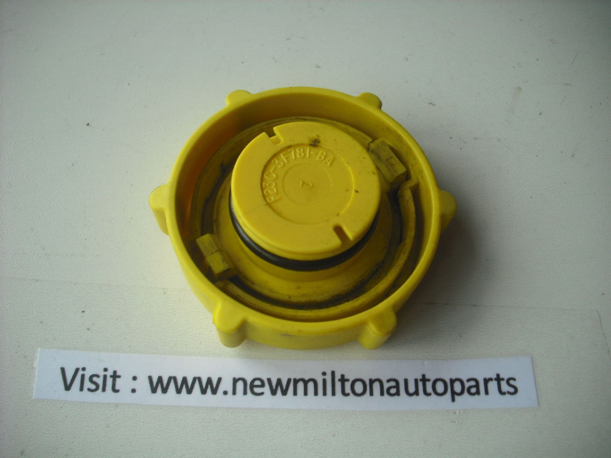 1 GENUINE FORD FIESTA AND KA POWER STEERING FLUID FILLER CAP