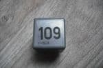 109  1J0 906 381A   VW VOLKSWAGEN GOLF AND BORA RELAY     V23134-B63-X396