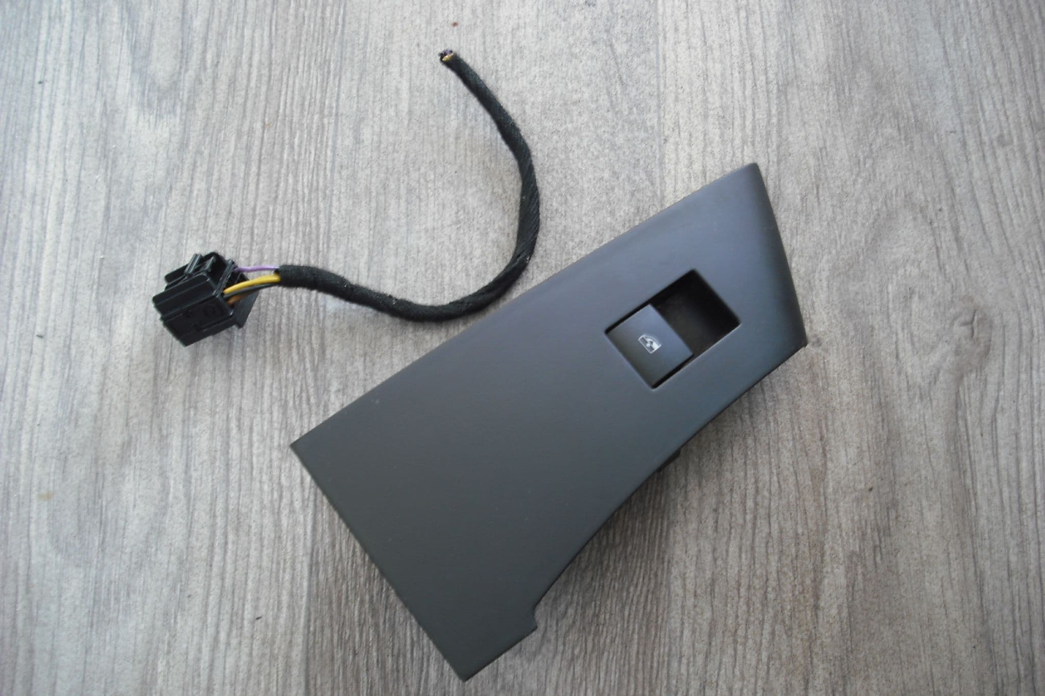 13301886 VAUXHALL ASTRA J FRONT DOOR ELECTRIC WINDOW SWITCH