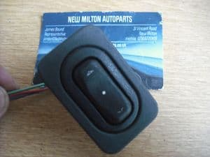 13363102 24409207 A GENUINE VAUXHALL CORSA C FRONT PASSENGER DOOR ELECTRIC WINDOW SWITCH