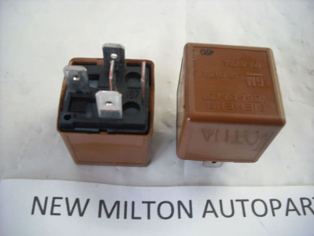 2 X GENUINE VAUXHALL VECTRA B RELAYS SIEMENS V23134A52X237 90 491 314