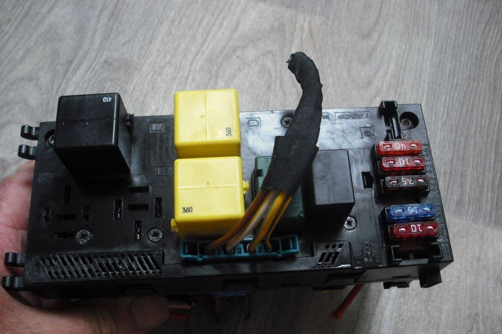 Bas Module W208 208 545 01 32 MERCEDES BENZ W208 CLK FUSE BOX AND SAM UNIT CONTROL MODULE