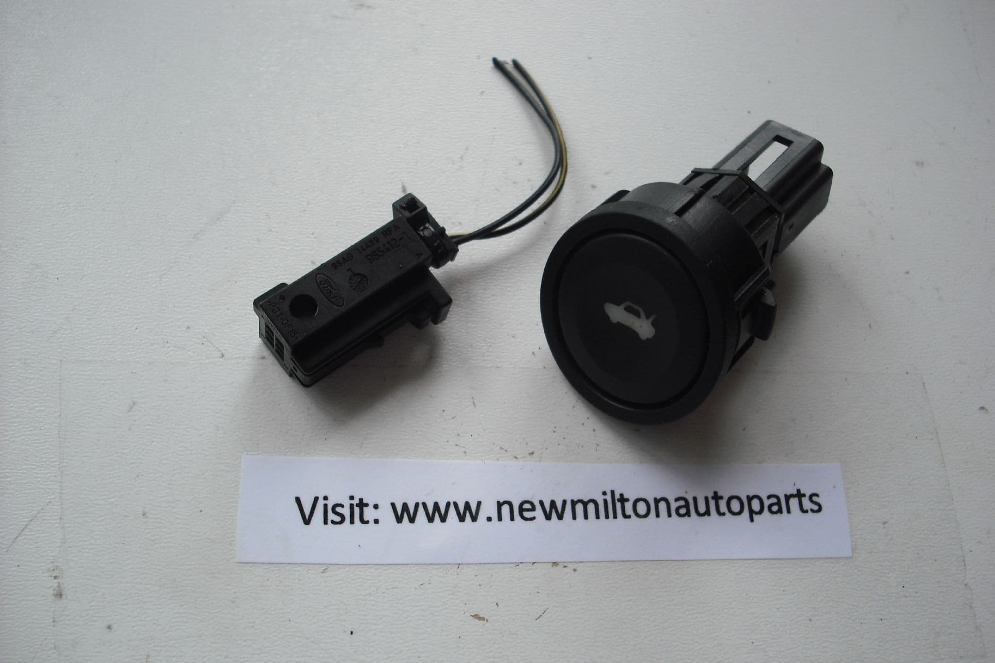 2S6T19B514AA A GENUINE FORD FIESTA MK6 TAILGATE BOOT RELEASE OPENING SWITCH