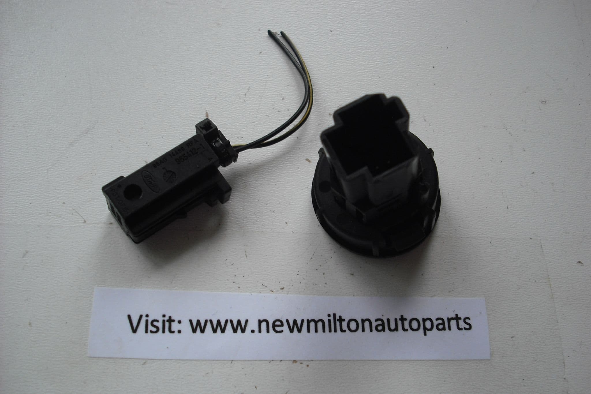2S6T19B514AA A GENUINE FORD FIESTA MK6 TAILGATE BOOT RELEASE OPENING SWITCH