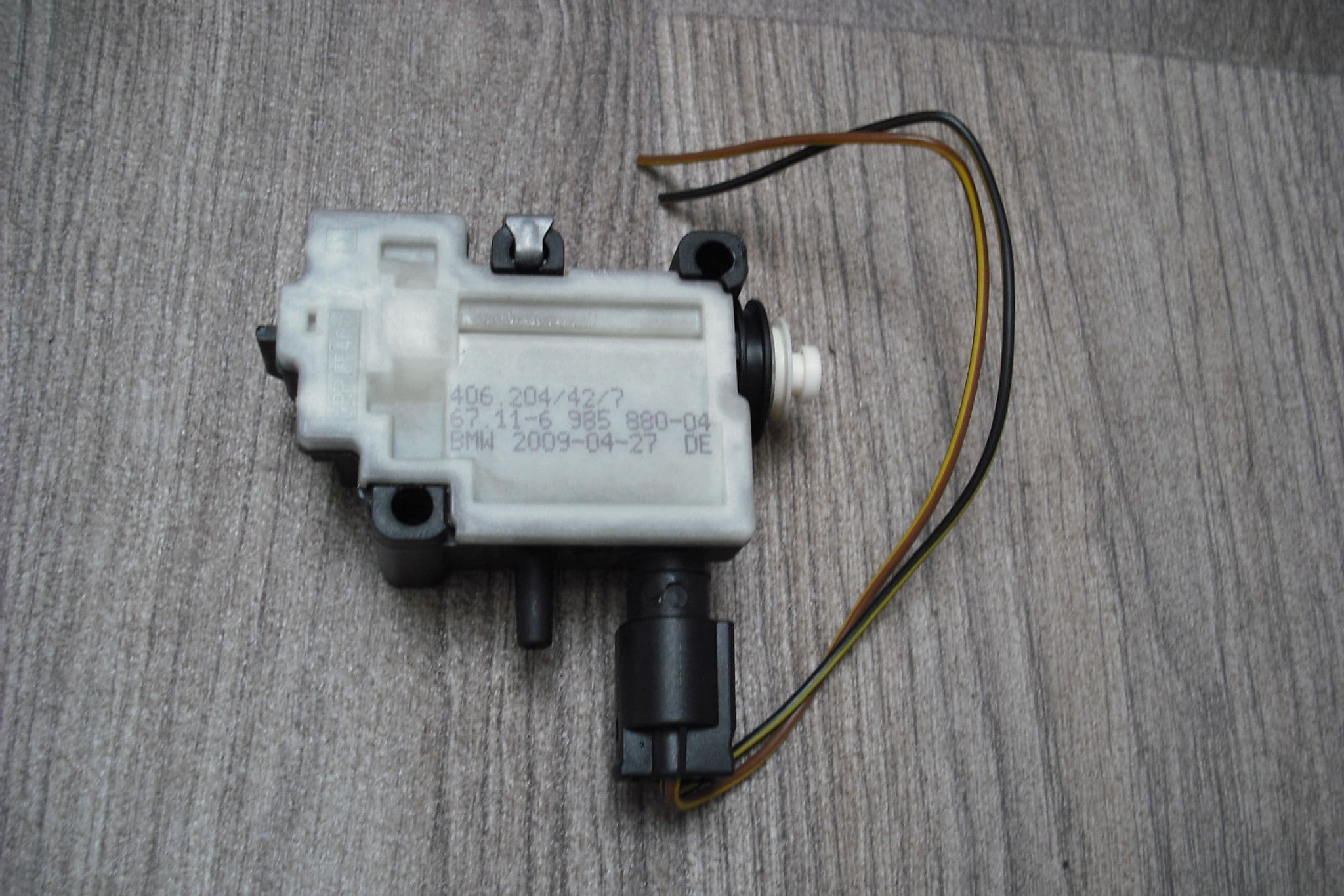 406 204/42/7 67 11-6 985 980-04 MINI R55 R56 FUEL DOOR