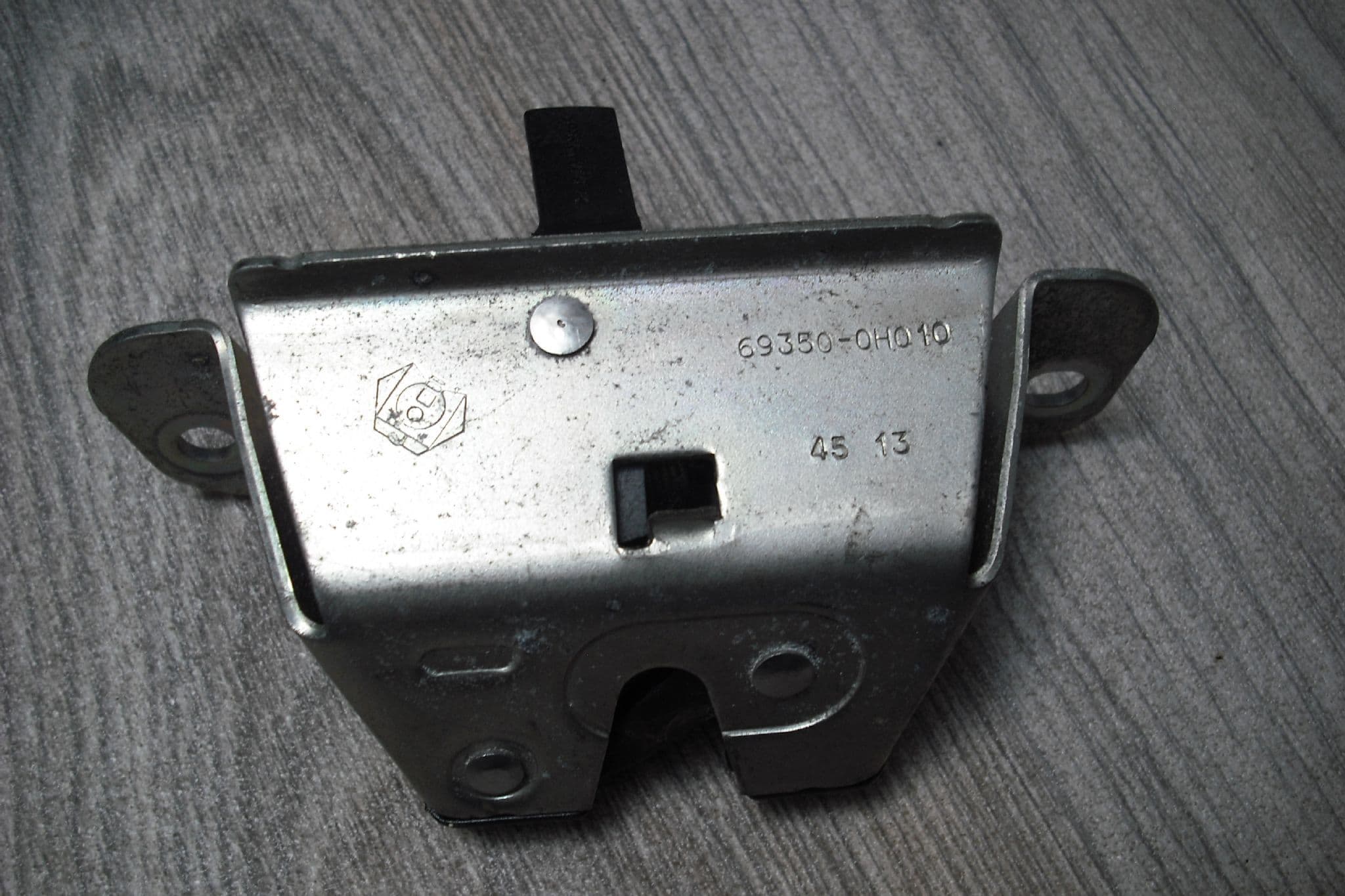 693500H010 A GENUINE TOYOTA AYGO CITROEN C1 PEUGEOT 107 BOOT CATCH