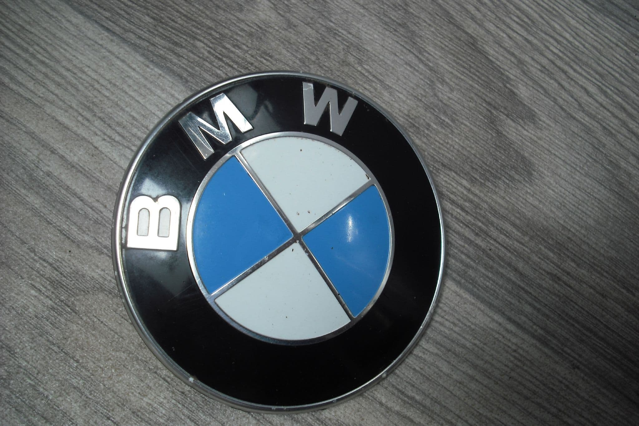 8132375 04 A GENUINE BMW E90 E92 FRONT BONNET HOOD BADGE