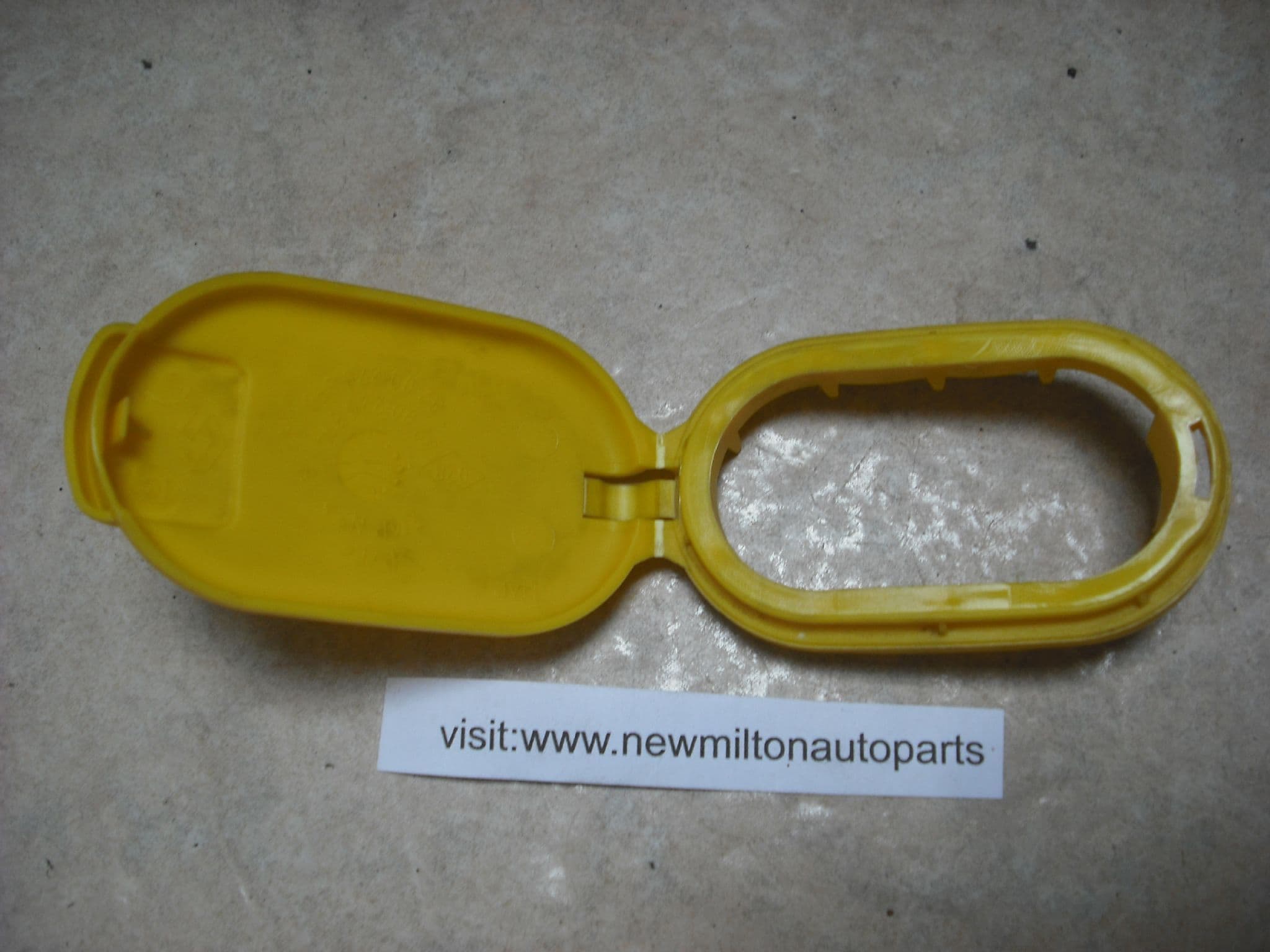 Universal Windscreen Washer Bottle Cap | Yellow Plastic | Fits Most Renault Models 3 thumbnail image