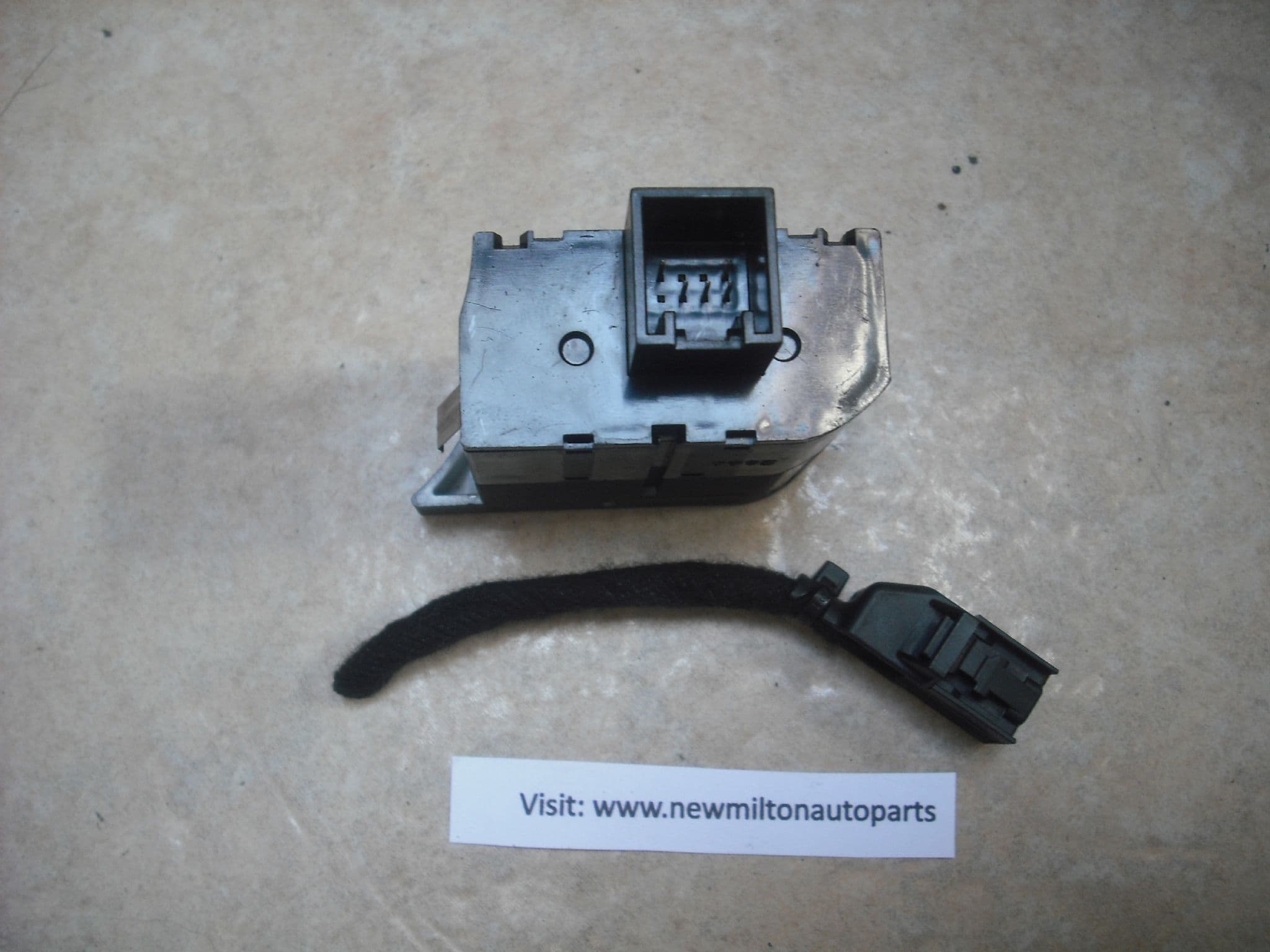 8E2919 094 AUDI A4 B6 B7 HEADLIGHT HEADLAMP HEIGHT LEVELING ADJUSTMENT