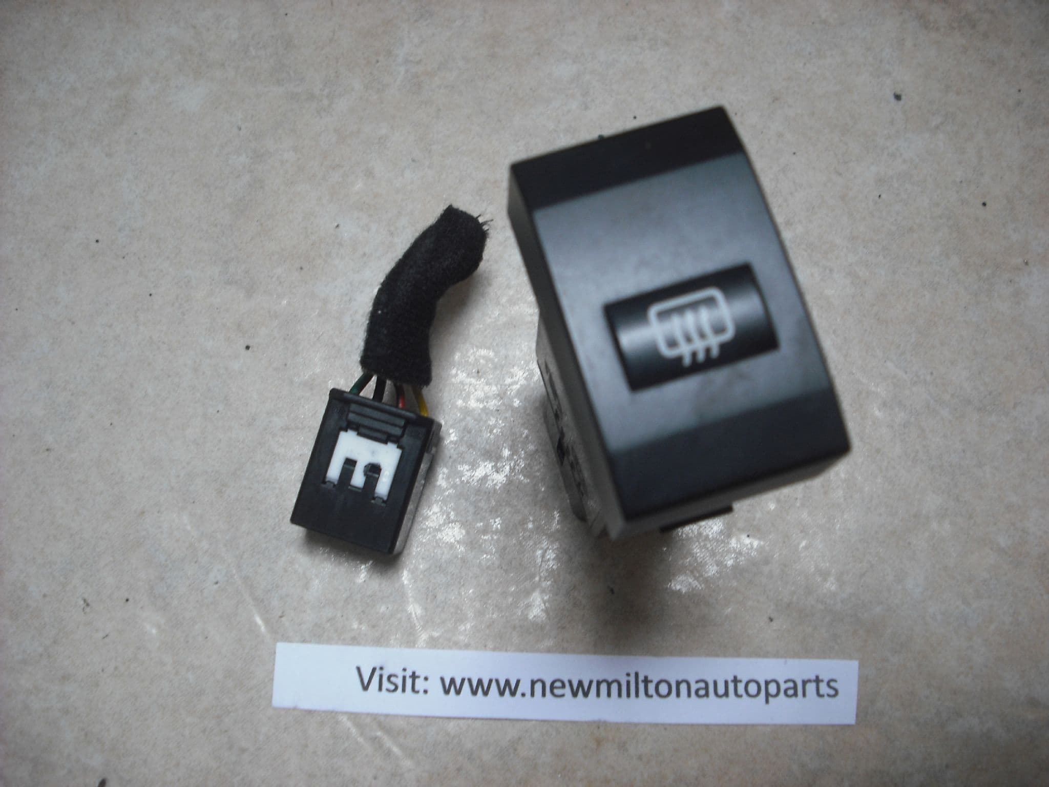 93710 3E000 A GENUINE KIA SORENTO HEATED REAR WINDOW DEMISTER SWITCH