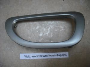 9634769877 PEUGEOT 307 INTERIOR FRONT DOOR LEVER SURROUND MOULDING LEFT SIDE