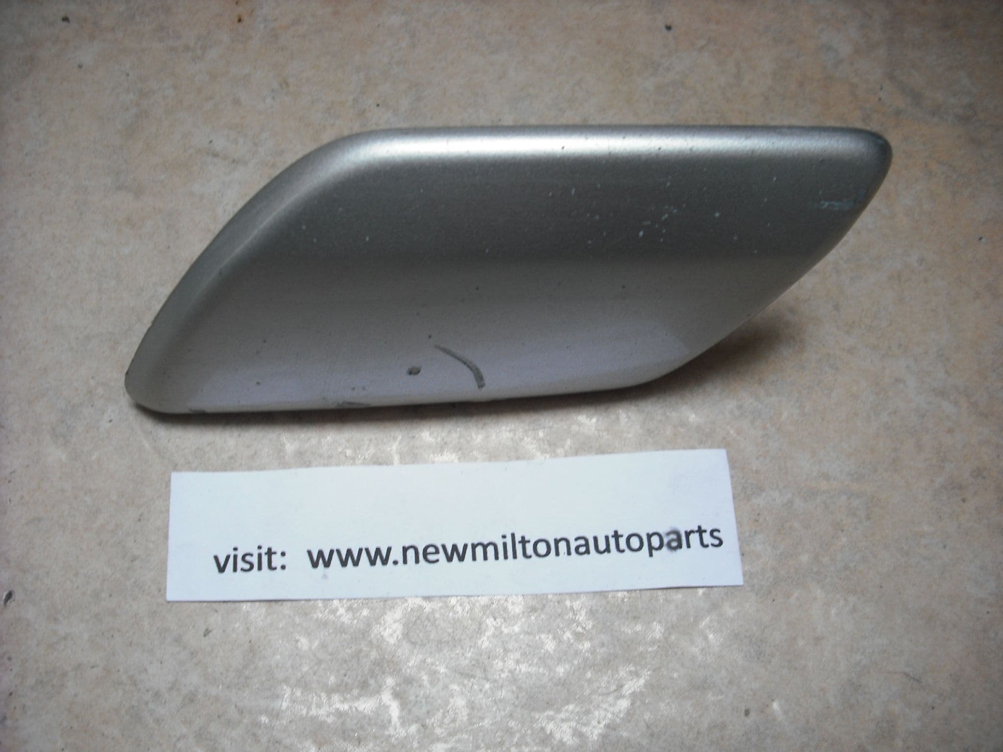 9644545277 A PEUGEOT 407 FRONT BUMPER HEADLIGHT WASHER COVER DOOR LEFT SIDE