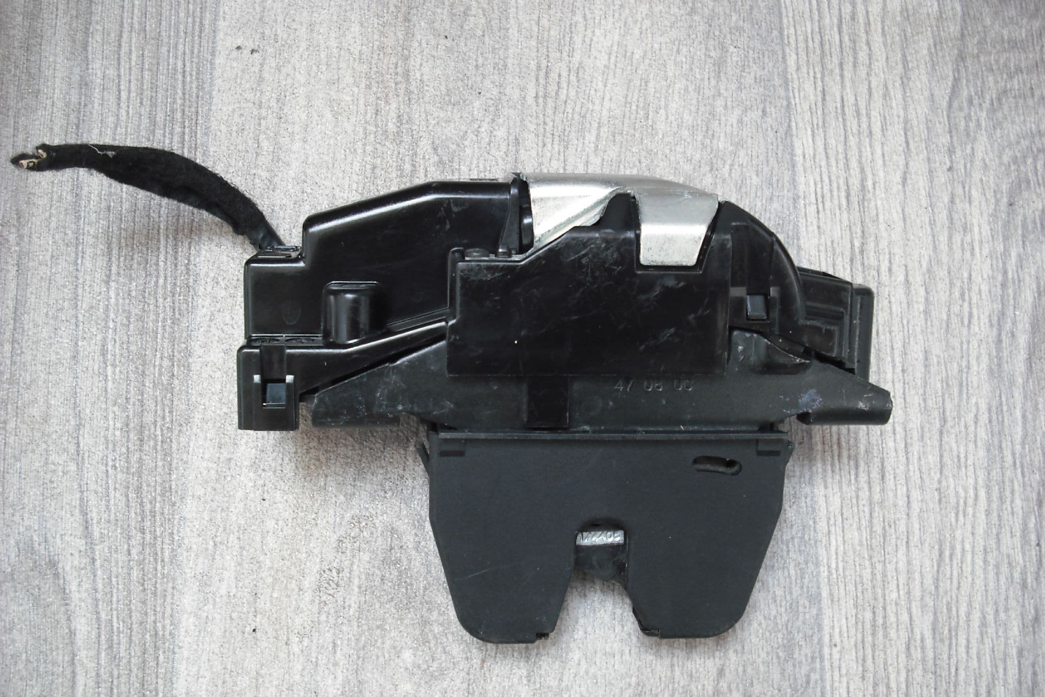 9660403990 CITROEN C4 GRAND PICASSO TAILGATE BOOT CATCH WITH CENTRAL ...