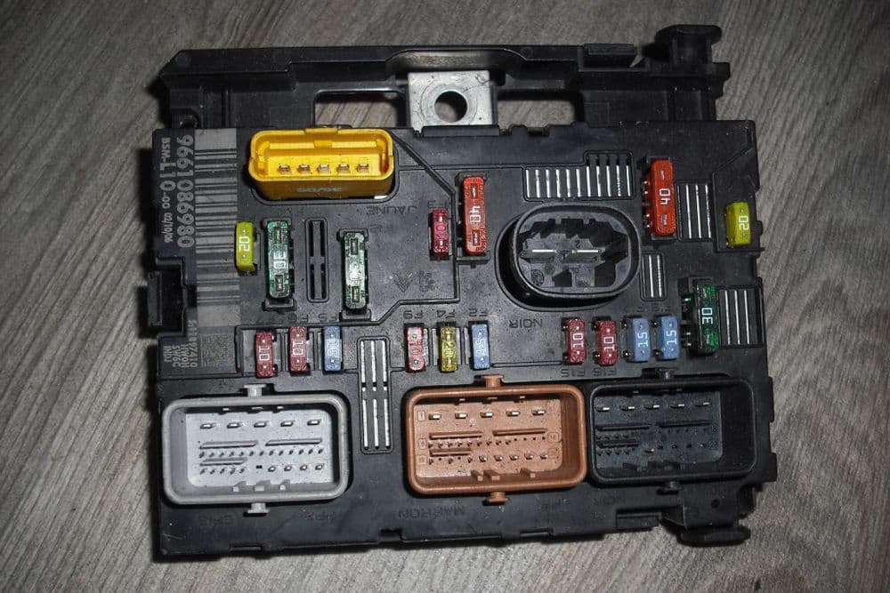 9661086980-bsm-l10-00-peugeot-207-307-engine-bay-fuse-box-control-module