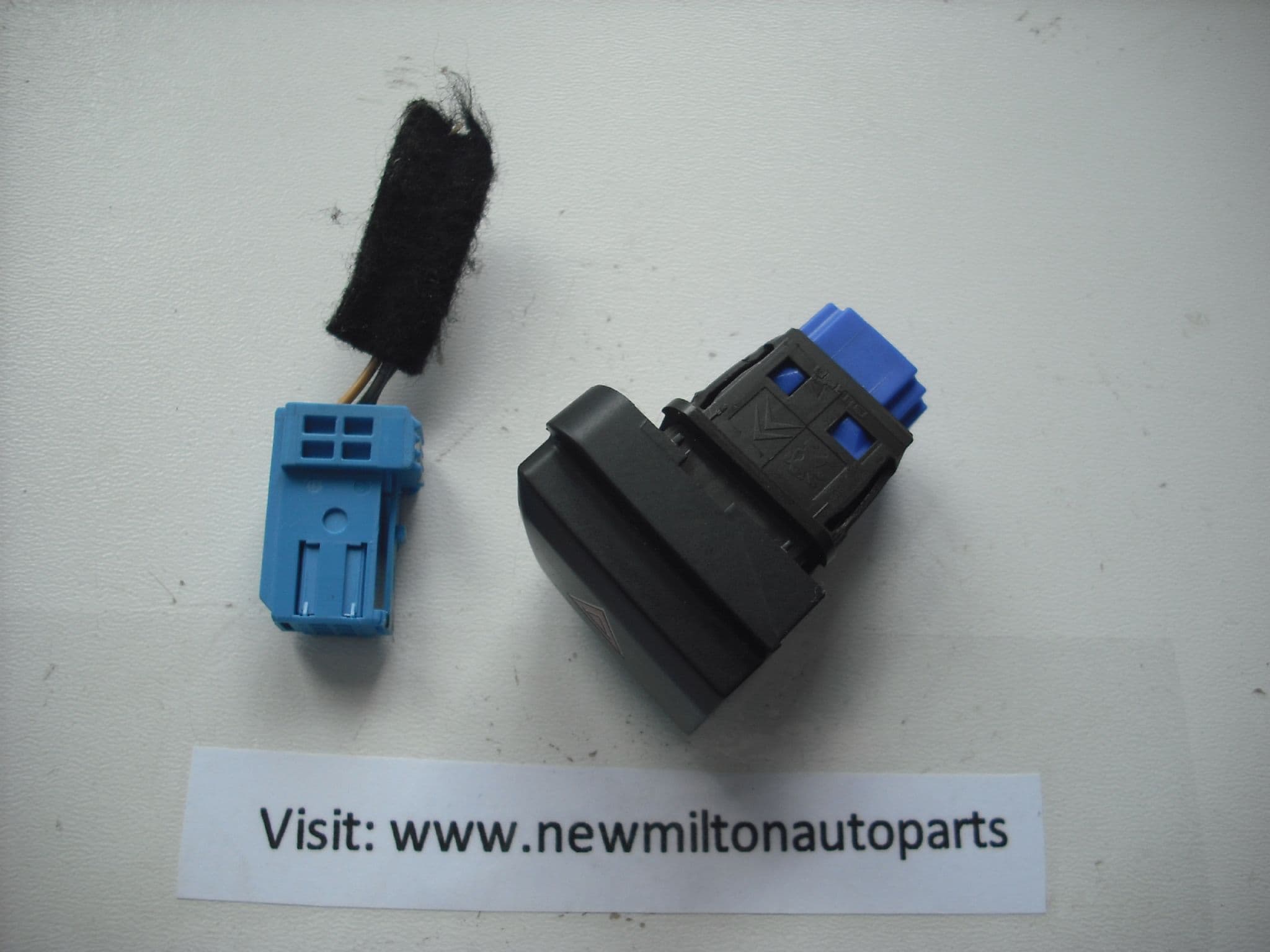 96750916ZD PEUGEOT 208 HAZARD WARNING LIGHT SWITCH