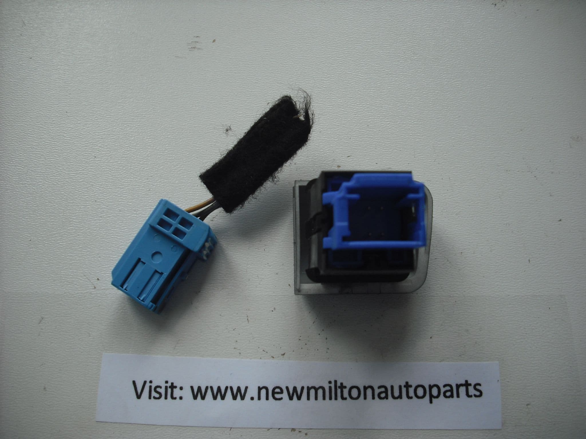 96750916ZD PEUGEOT 208 HAZARD WARNING LIGHT SWITCH
