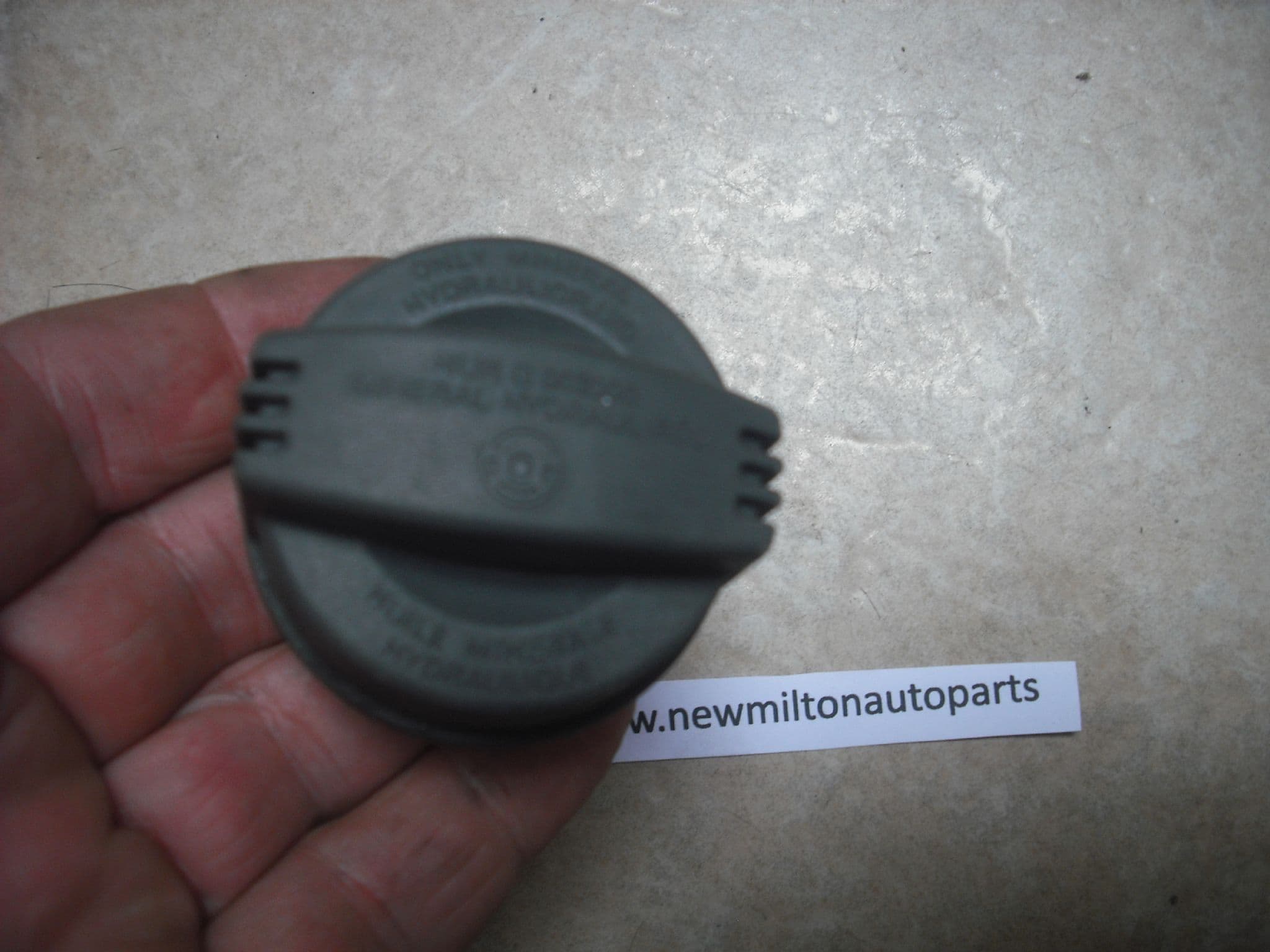 A GENUINE AUDI A4 B6 POWER STEERING FLUID FILLER CAP