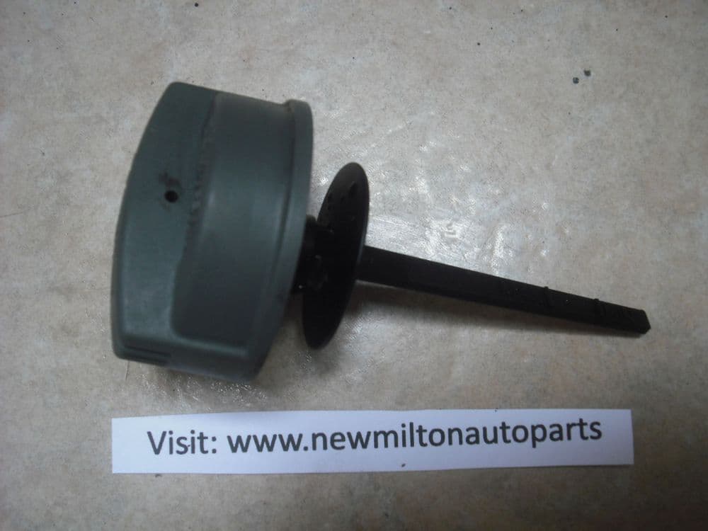 A GENUINE AUDI A4 B6 POWER STEERING FLUID FILLER CAP
