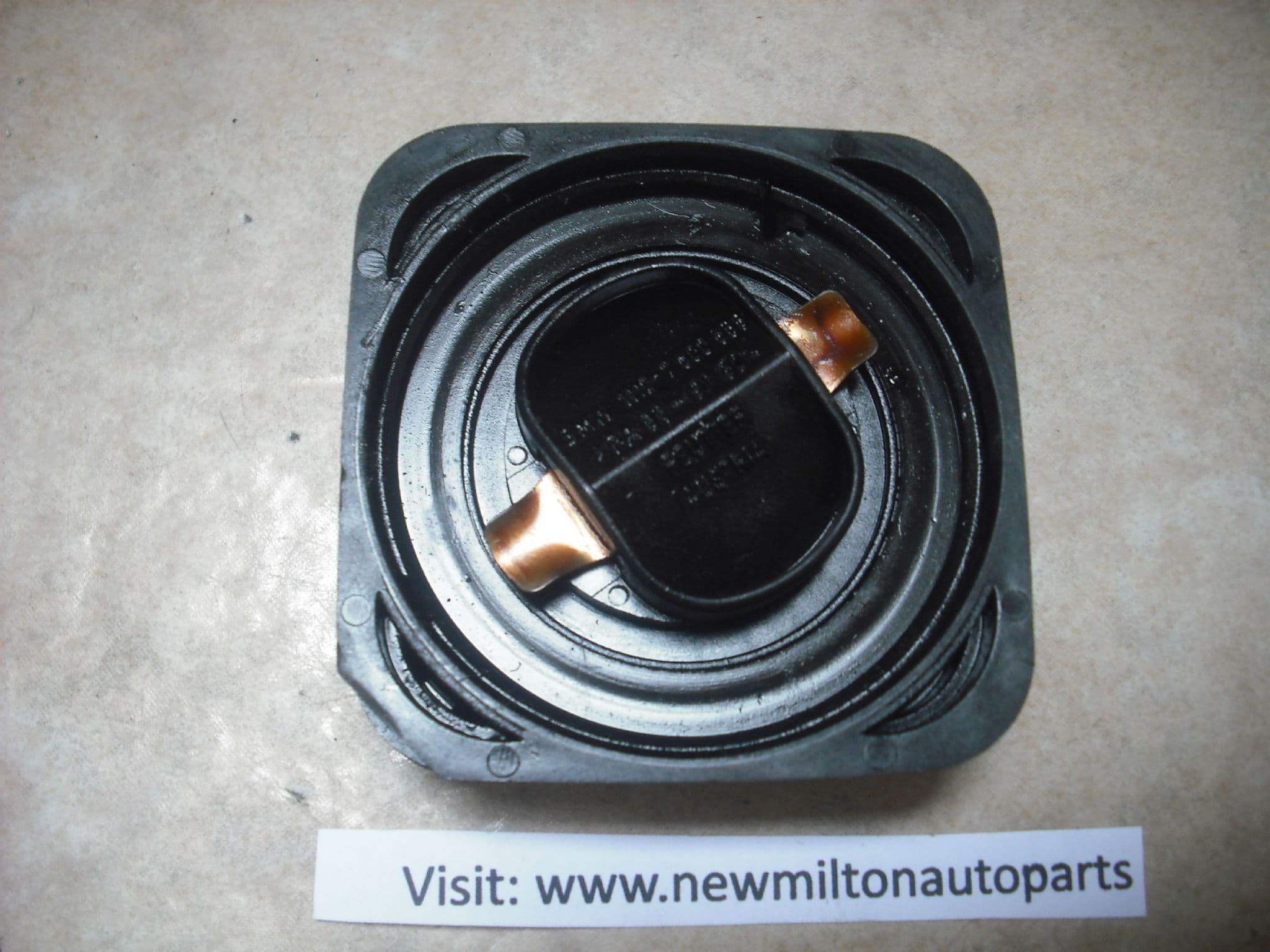 A GENUINE BMW E87 E90 E91 E92 PETROL ENGINE OIL FILLER CAP