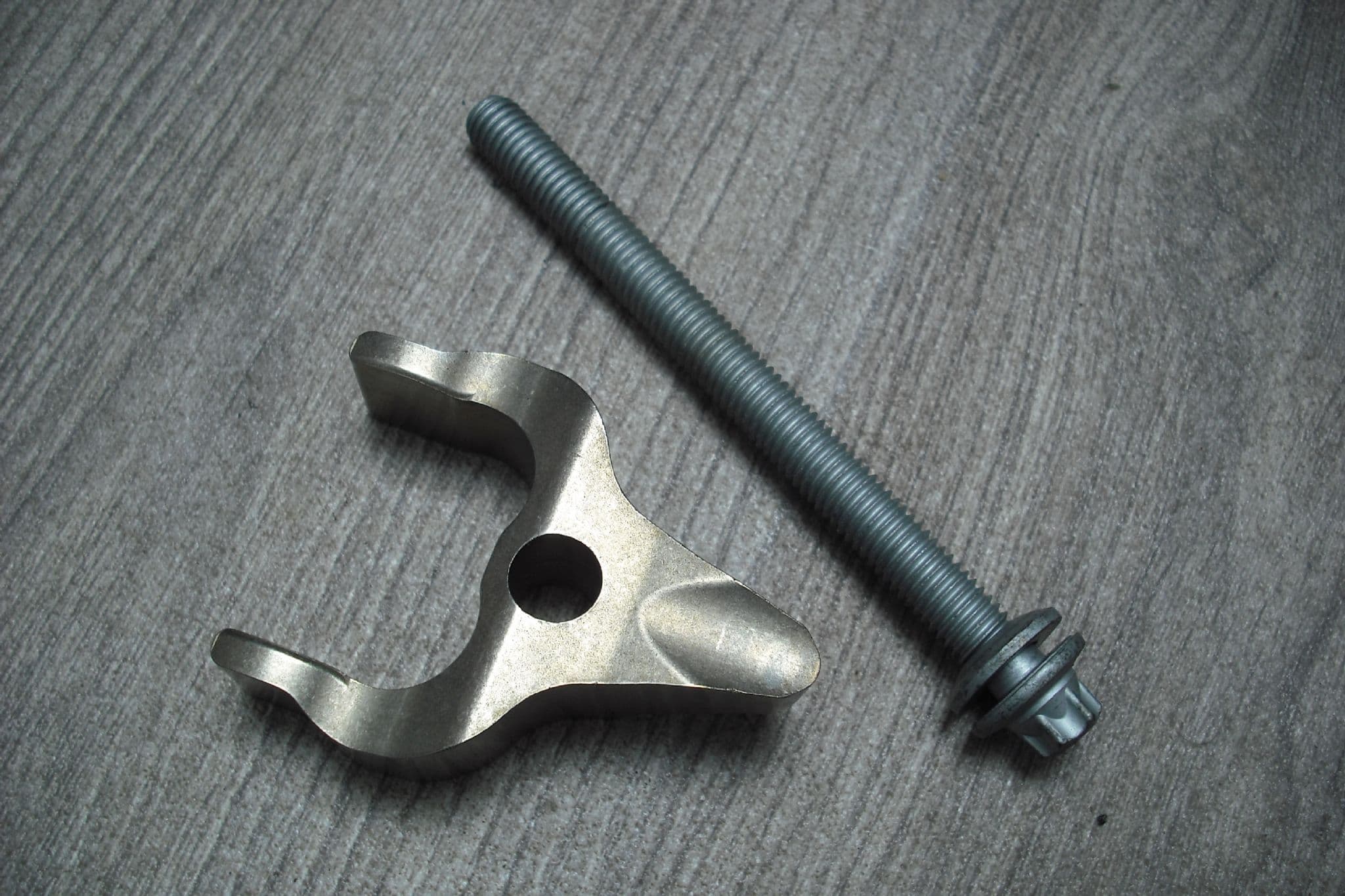 A GENUINE BMW F10 F11 2 0 DIESEL FUEL INJECTOR FIXING CLAMP AND BOLT