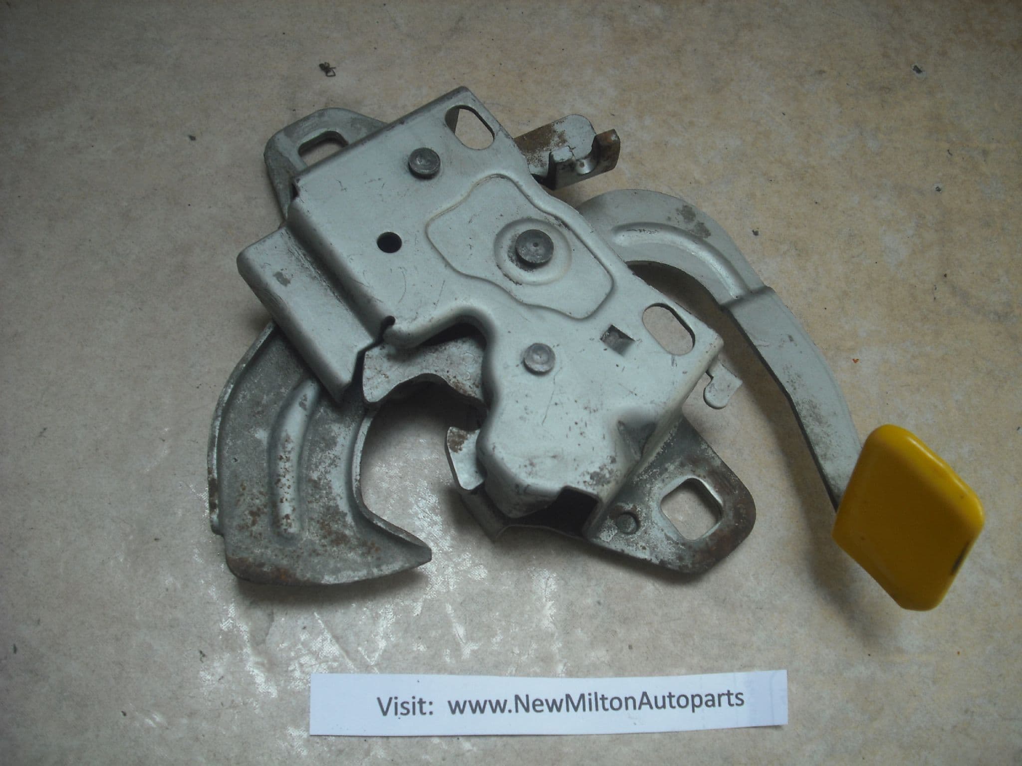 Genuine BMW E39 5-Series Hood Safety Catch & Release Latch – OEM Part 51238172164