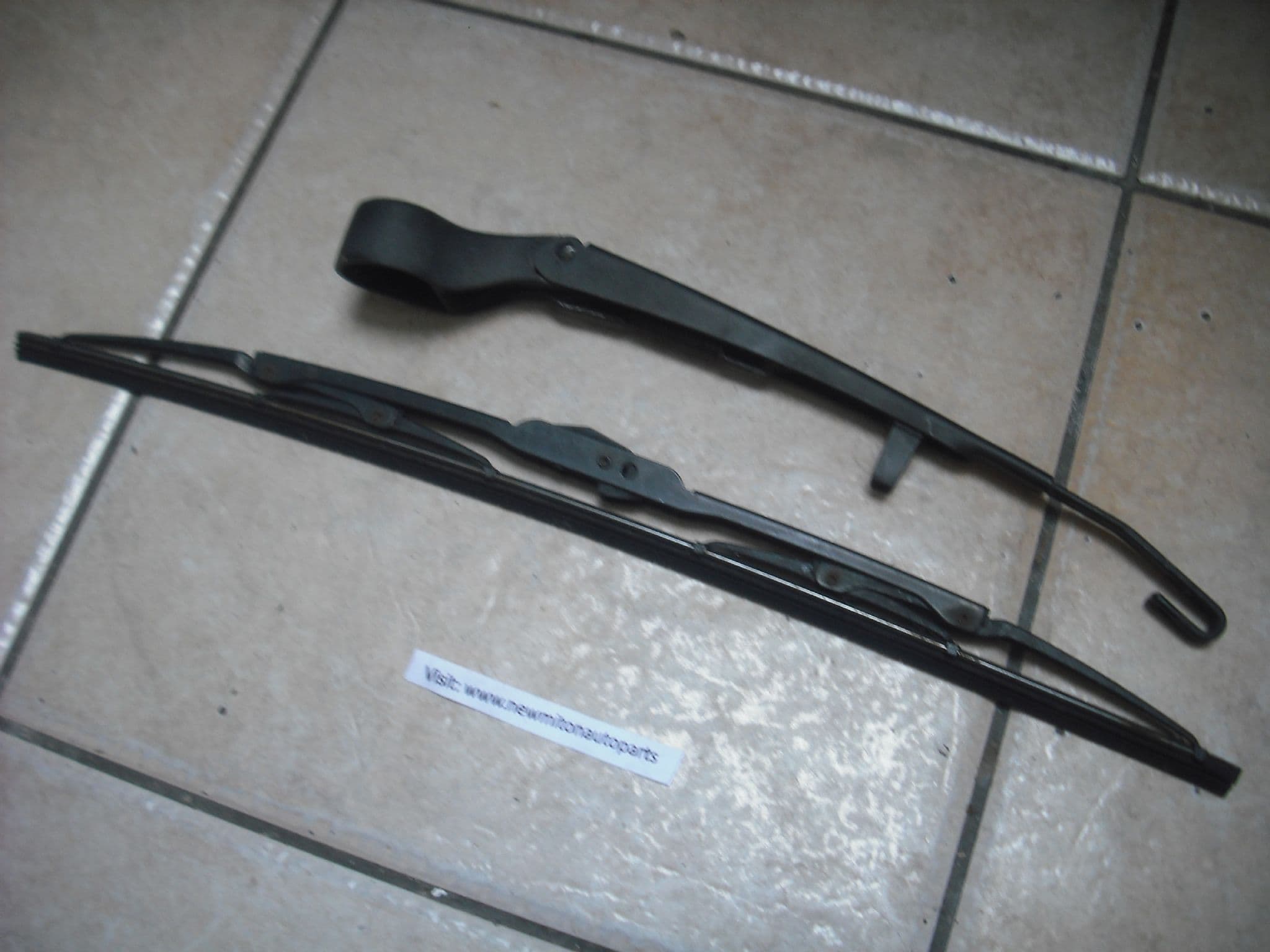 A GENUINE BMW X5 MK1 REAR WINDOW WIPER ARM AND BLADE