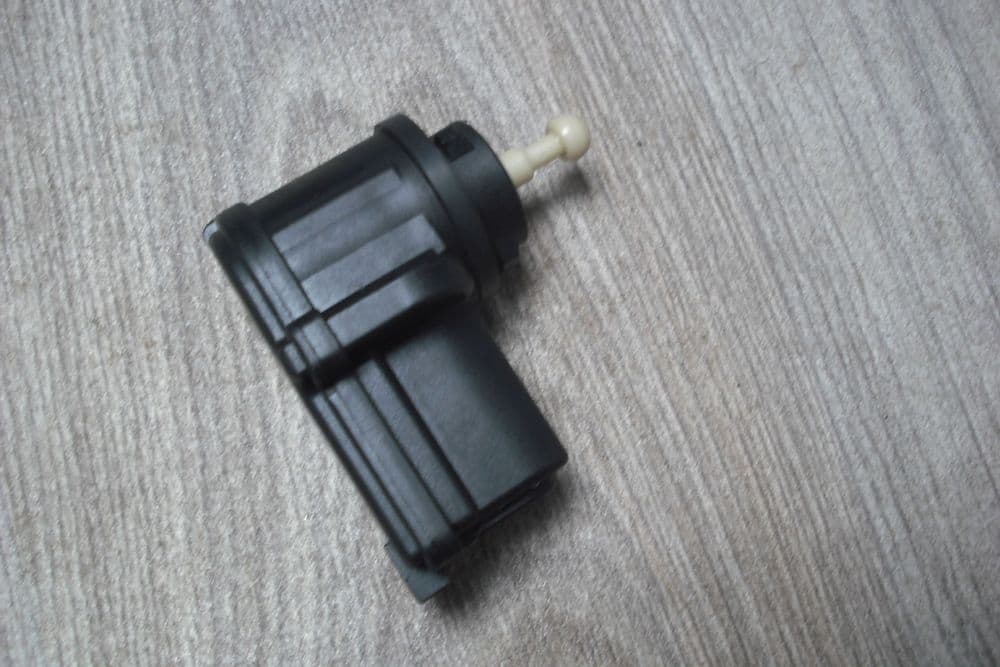 A GENUINE FIAT DOBLO HEADLIGHT HEADLAMP HEIGHT LEVEL ADJUSTMENT MOTOR