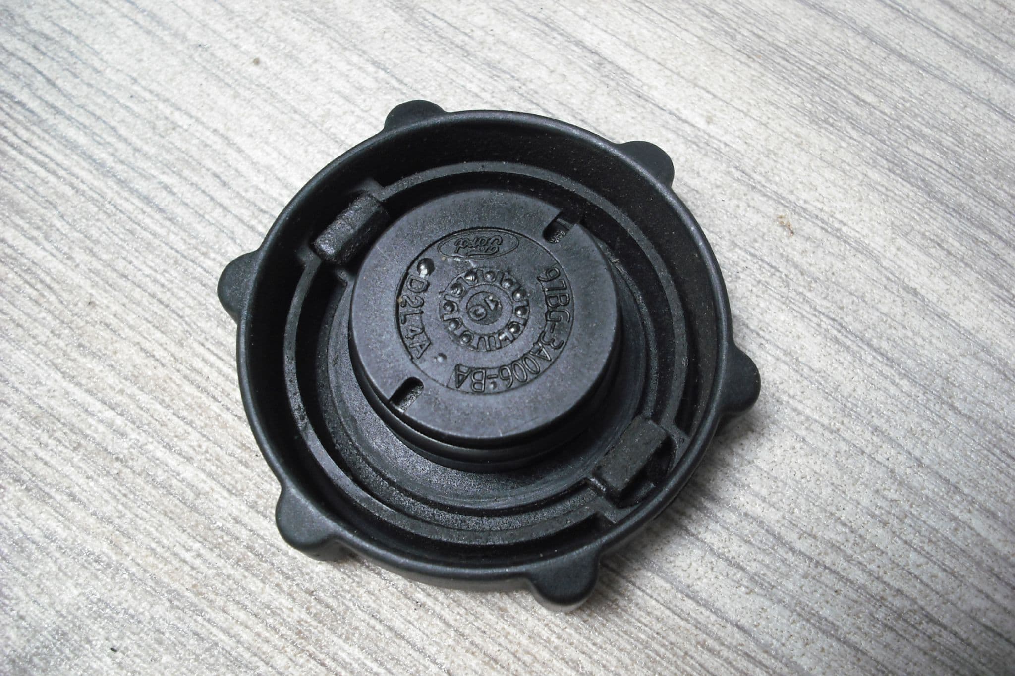 A GENUINE FORD FOCUS MK2 AND C MAX POWER STEERING FLUID FILLER CAP