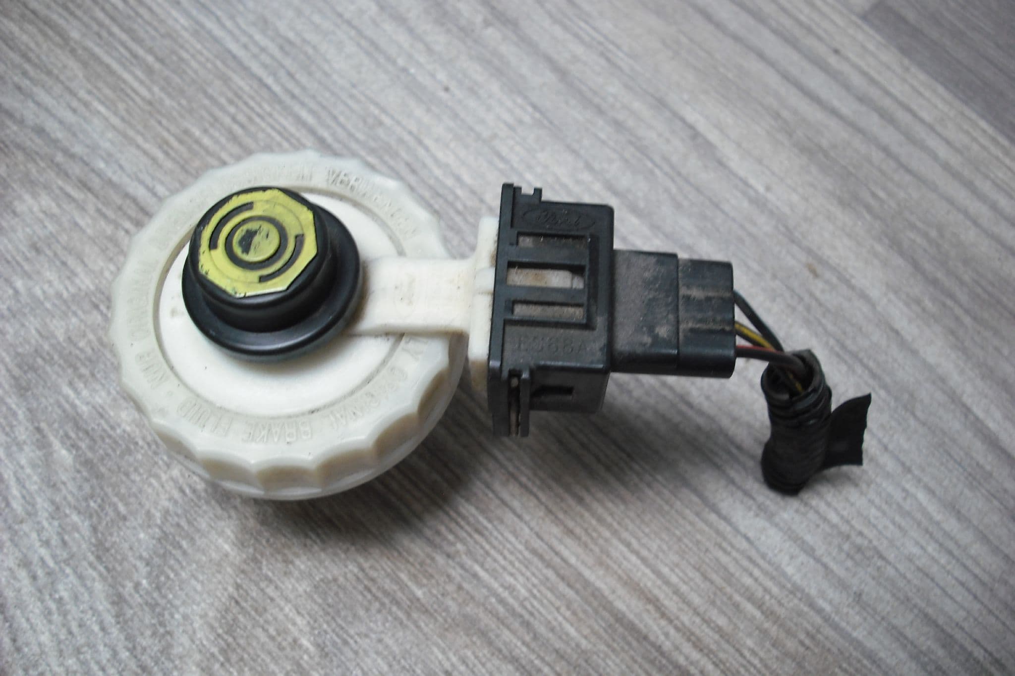 A GENUINE FORD FOCUS MK2 BRAKE FLUID MASTER CYLINDER FILLER CAP WITH ...
