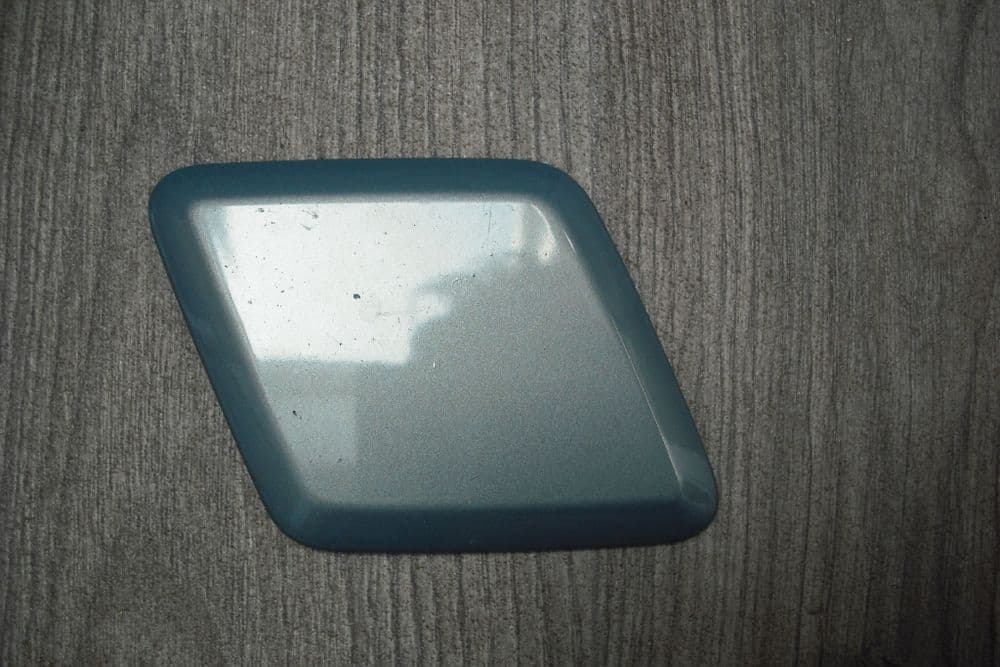 A GENUINE FORD FOCUS MK2FRONT BUMPER HEADLIGHT WASHER JET COVER DOOR ...