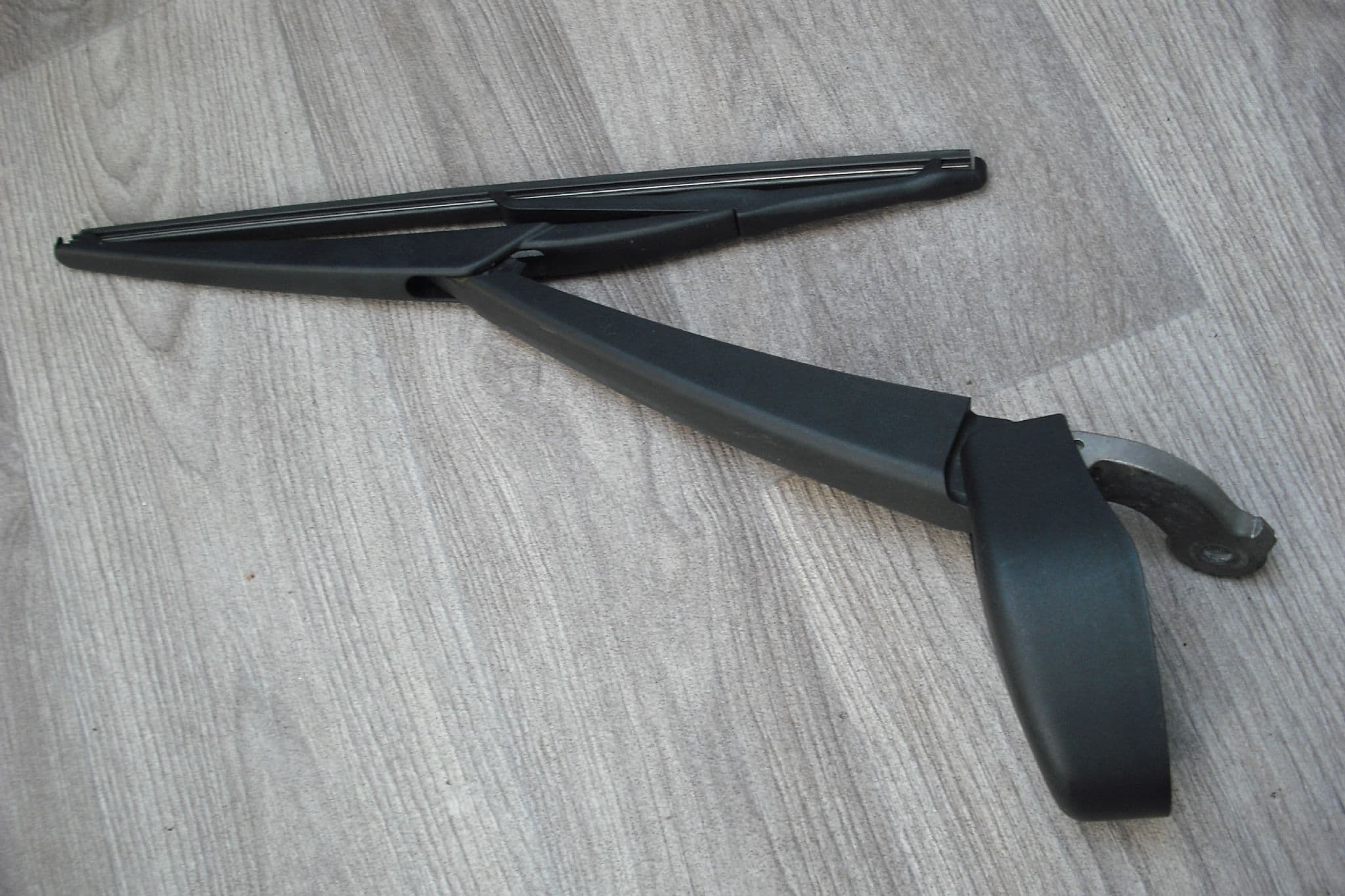 A GENUINE FORD FOCUS MK3 HATCHBACK REAR WINDOW WIPER ARM AND BLADE