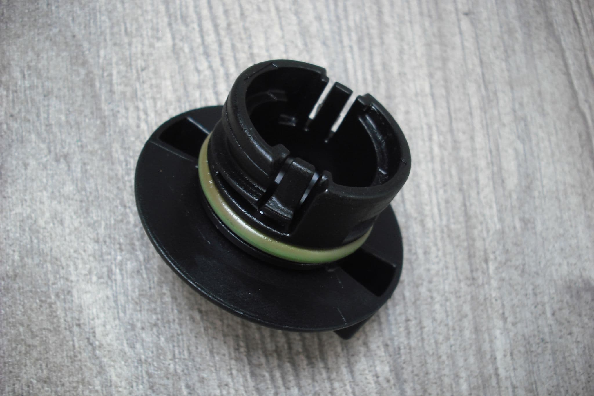 A GENUINE FORD TRANSIT MK7 DURATEC 2 3 AND 2 4 DEISEL ENGINE OIL FILLER CAP