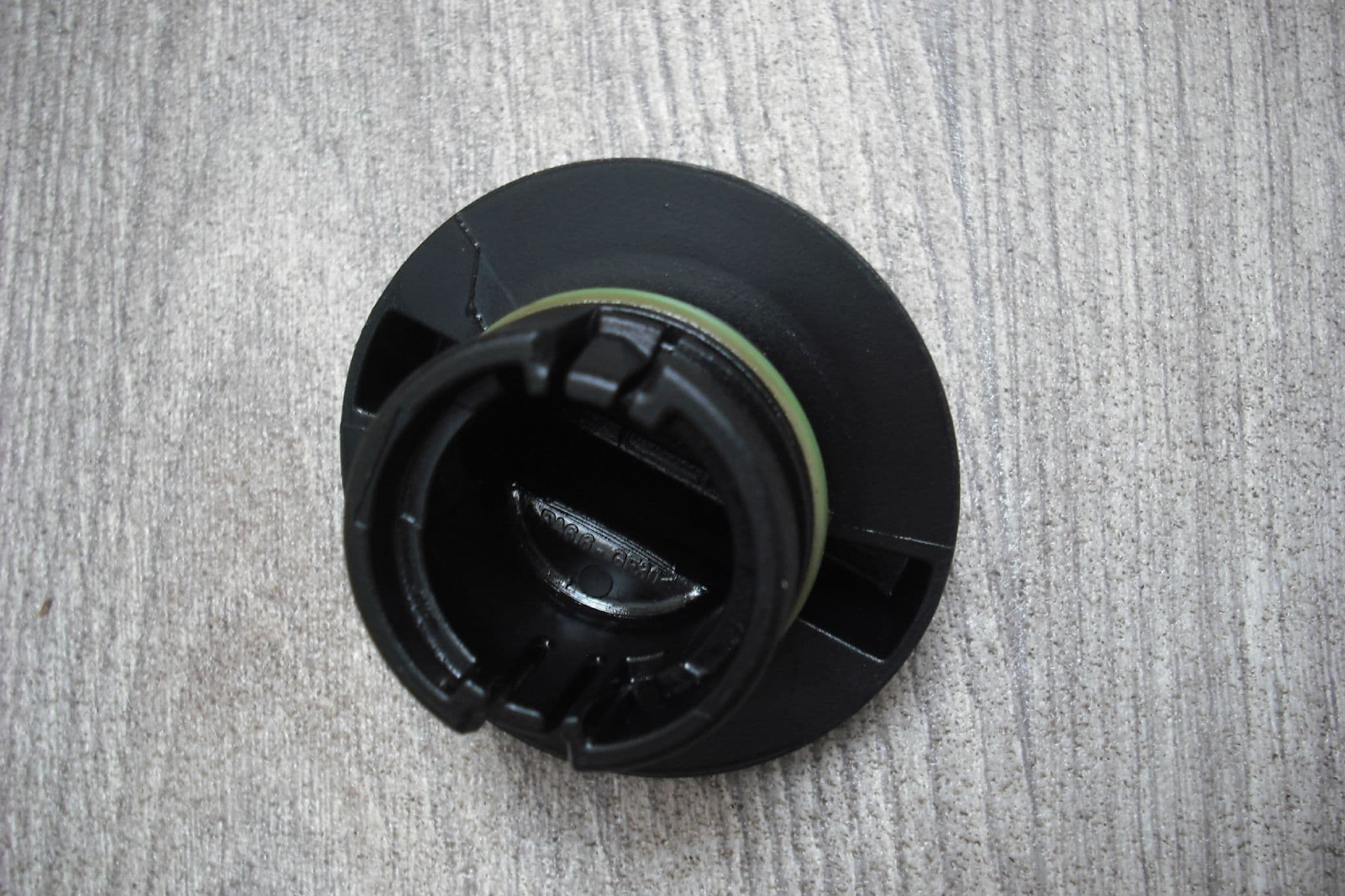 A GENUINE FORD TRANSIT MK7 DURATEC 2 3 AND 2 4 DEISEL ENGINE OIL FILLER CAP