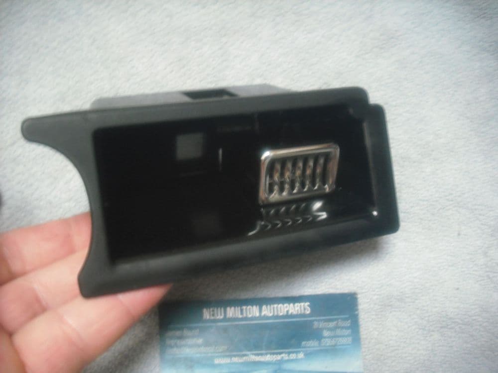 A GENUINE HONDA ACCORD MK7 FRONT ASHTRAY RIGHT HAND DRIVE CARS ONLY